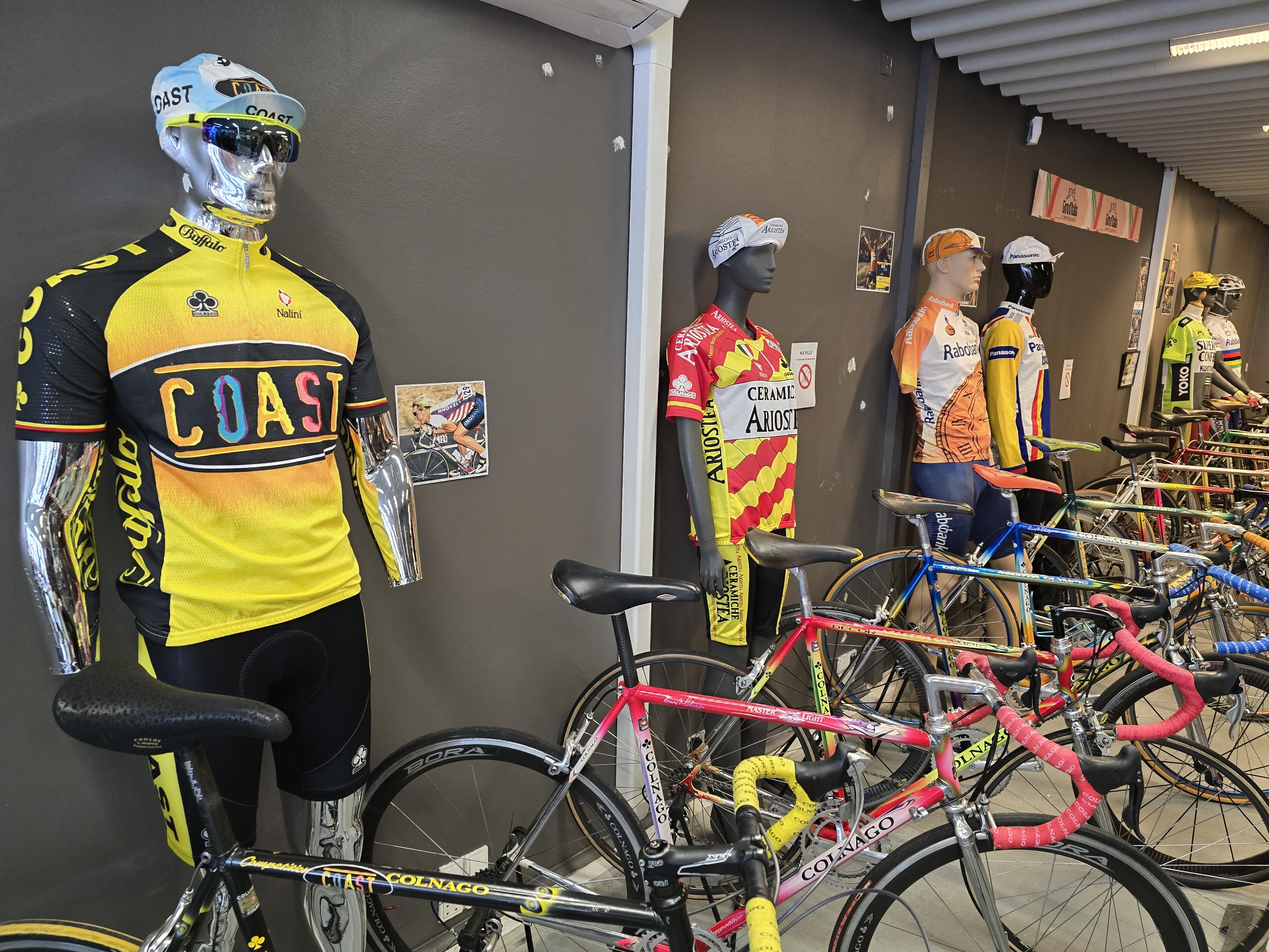 Foto af retrocykler på det nye museum på Axeltorv 